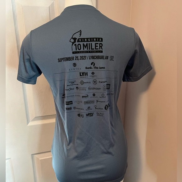 Like new Virginia 10 Miler 2021 4+ mile women’s vneck tshirt - Picture 4 of 4